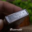 bât lửa zippo mầu bạc khắc hoa văn tinh tế