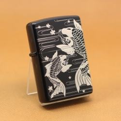 Zippo Chính Hãng Màu Đen Khắc Cặp Cá Chép Bạc Đang Bơi - Mã SP: ZPC01058