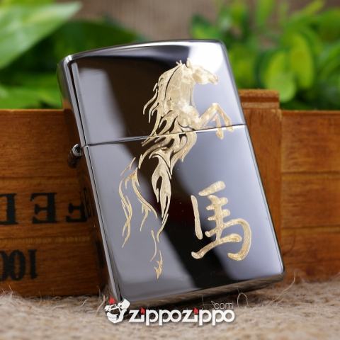 Zippo Đen Bóng Khắc Mạ Vàng Hình Ngựa