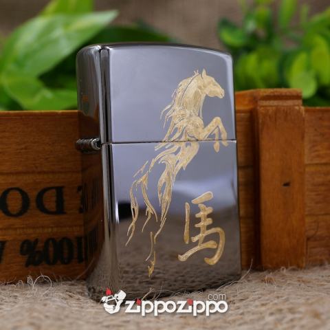 Zippo Đen Bóng Khắc Mạ Vàng Hình Ngựa