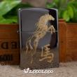 Zippo Đen Bóng Khắc Mạ Vàng Hình Ngựa